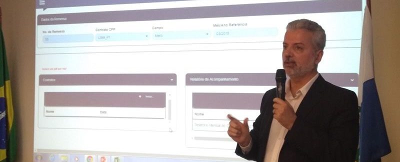 Augusto Telles durante treinamento do sistema com representantes dos operadores dos contratos de partilha de produção